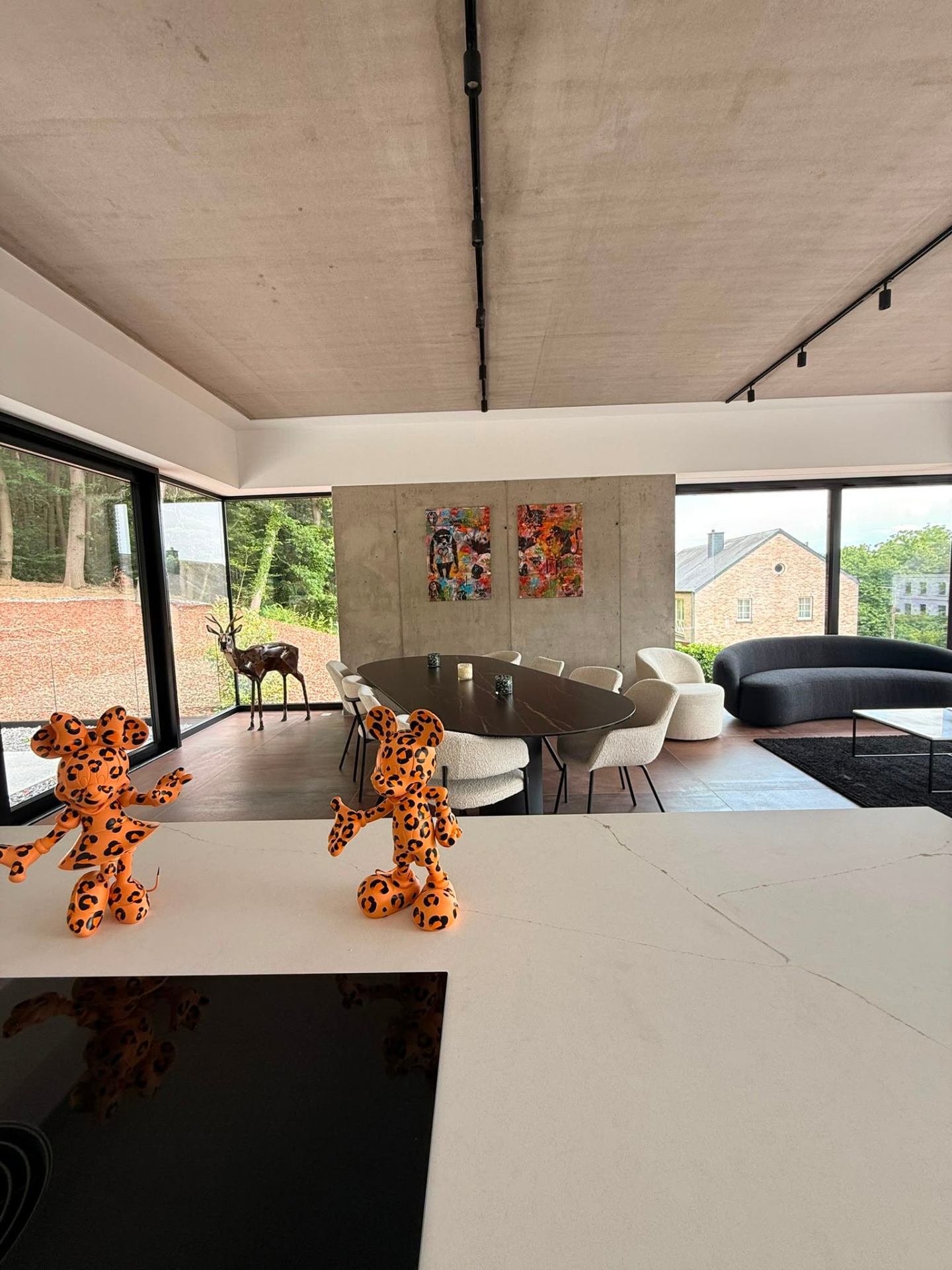 Cuisine ouverte sur le séjour avec sculptures Marsupilami