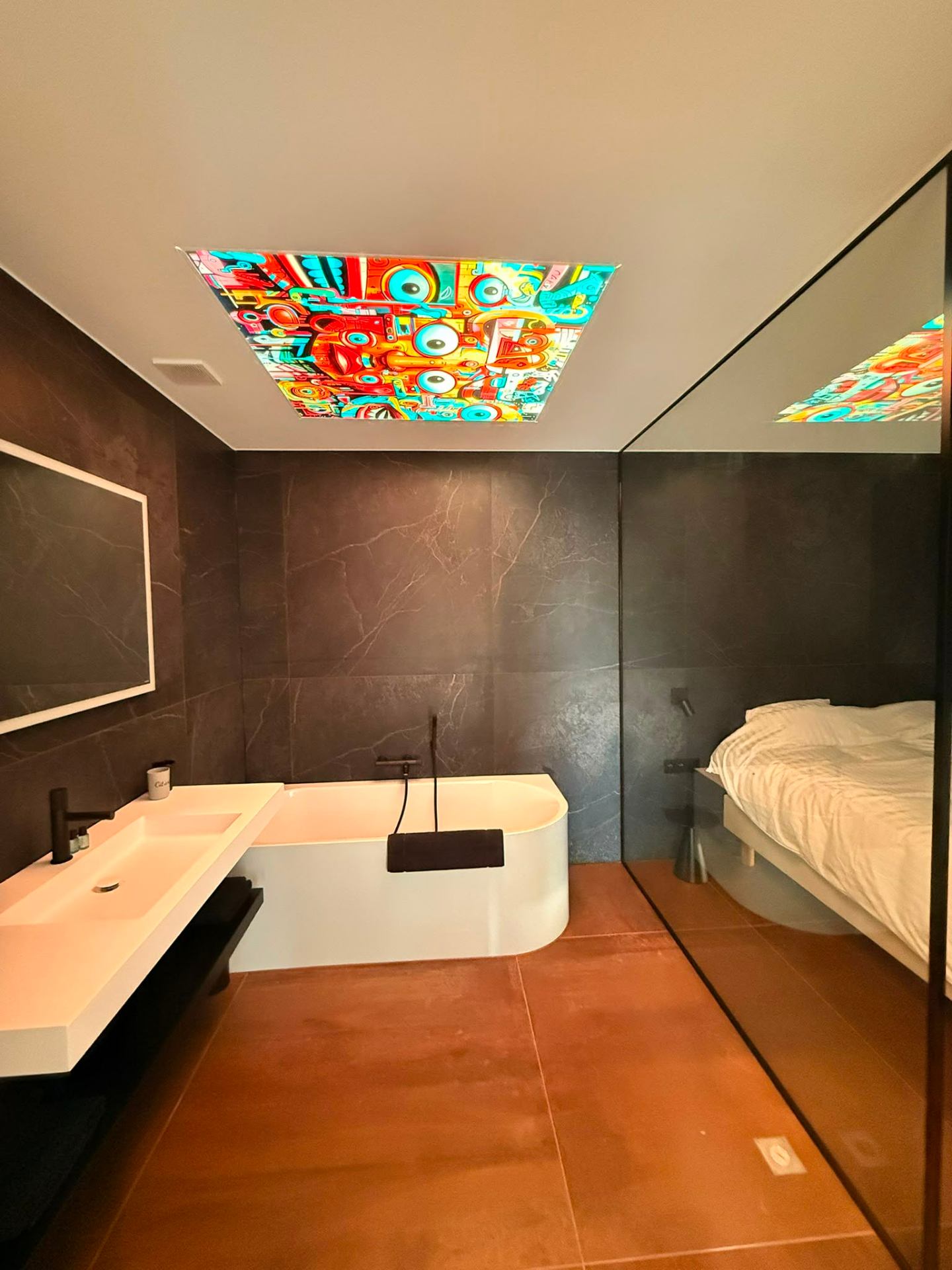 Salle de bain marbre avec plafond lumineux Pop Art