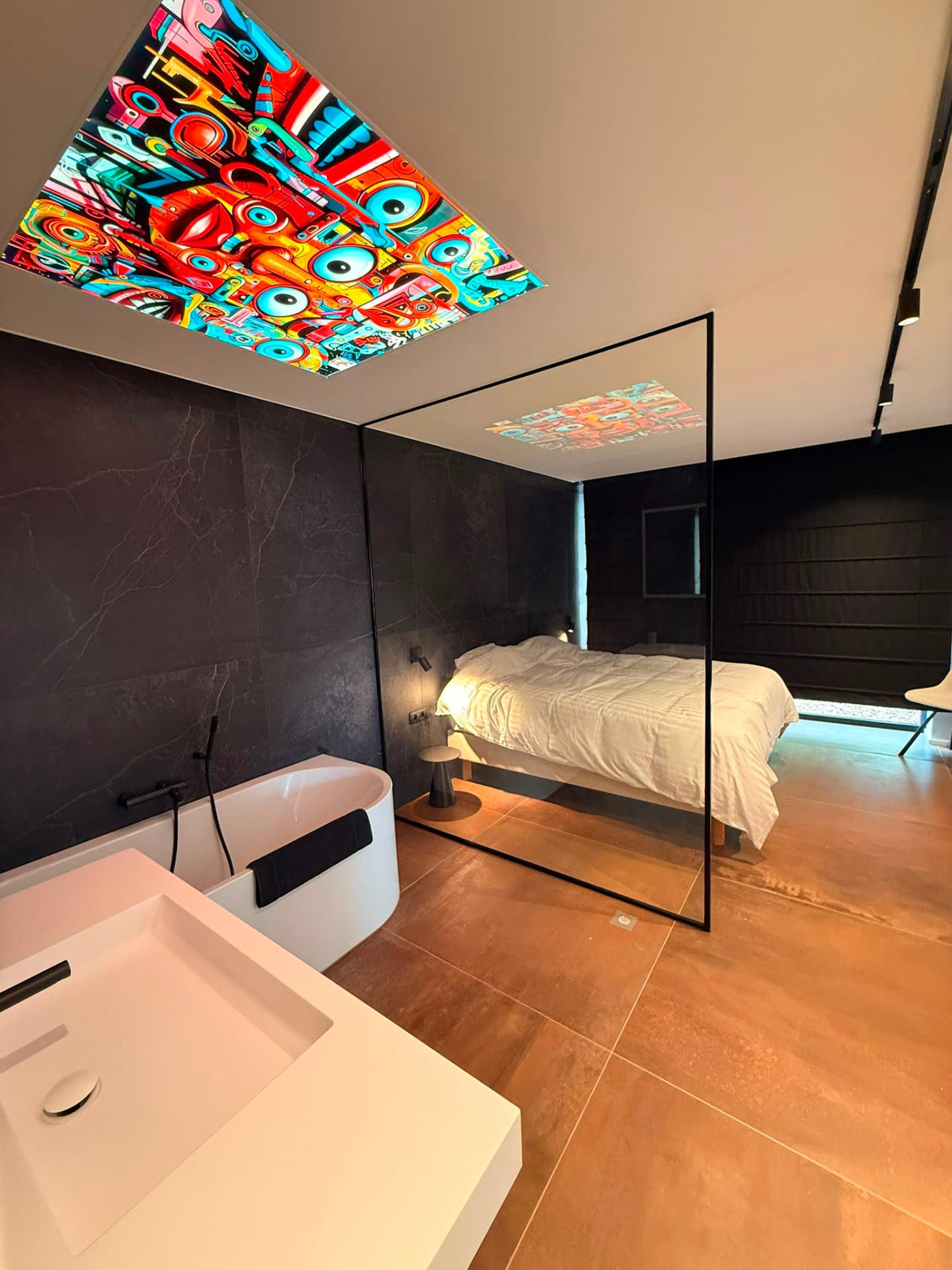 Chambre et salle de bain ouverte avec plafond artistique