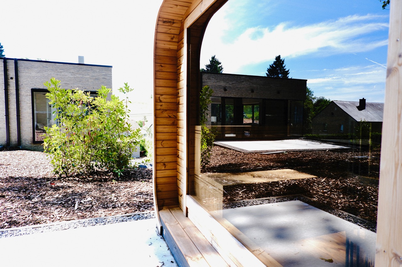 Sauna privatif extérieur avec vue sur les bois au gîte Cit'Art