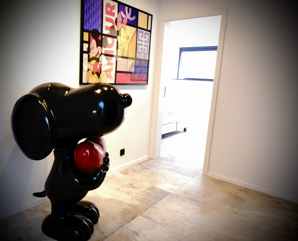 Sculpture Snoopy et œuvre Pop Art Mickey dans le hall du gîte Cit'Art