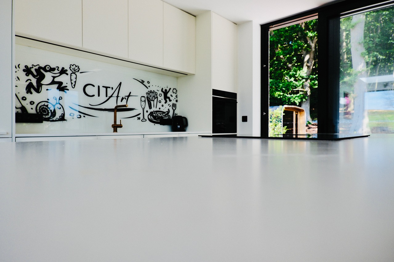 Cuisine design avec crédence signée Cit'Art et vue sur les bois