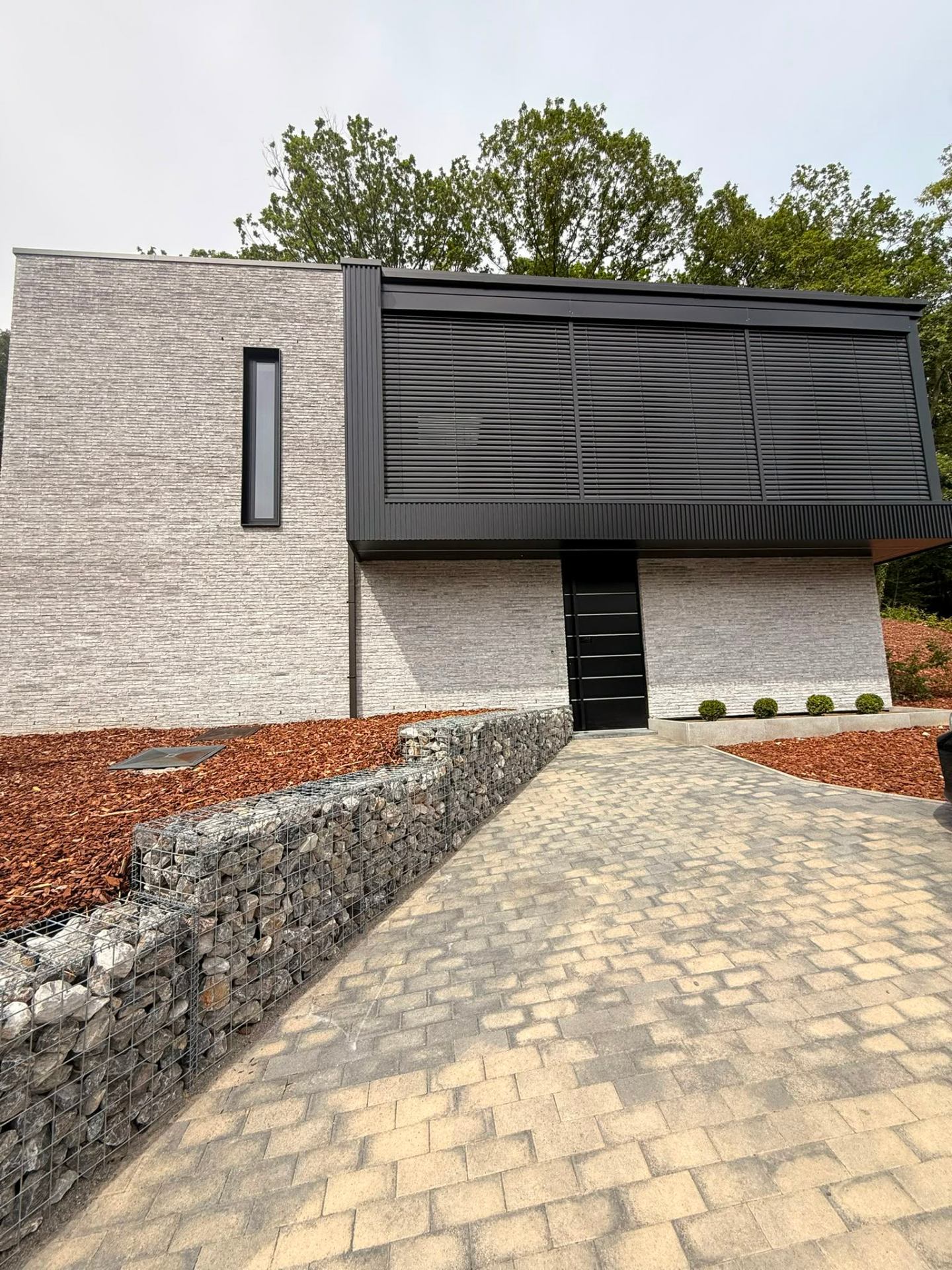 Façade contemporaine du gîte Cit'Art, maison d'architecte au cœur des bois à la Citadelle de Namur